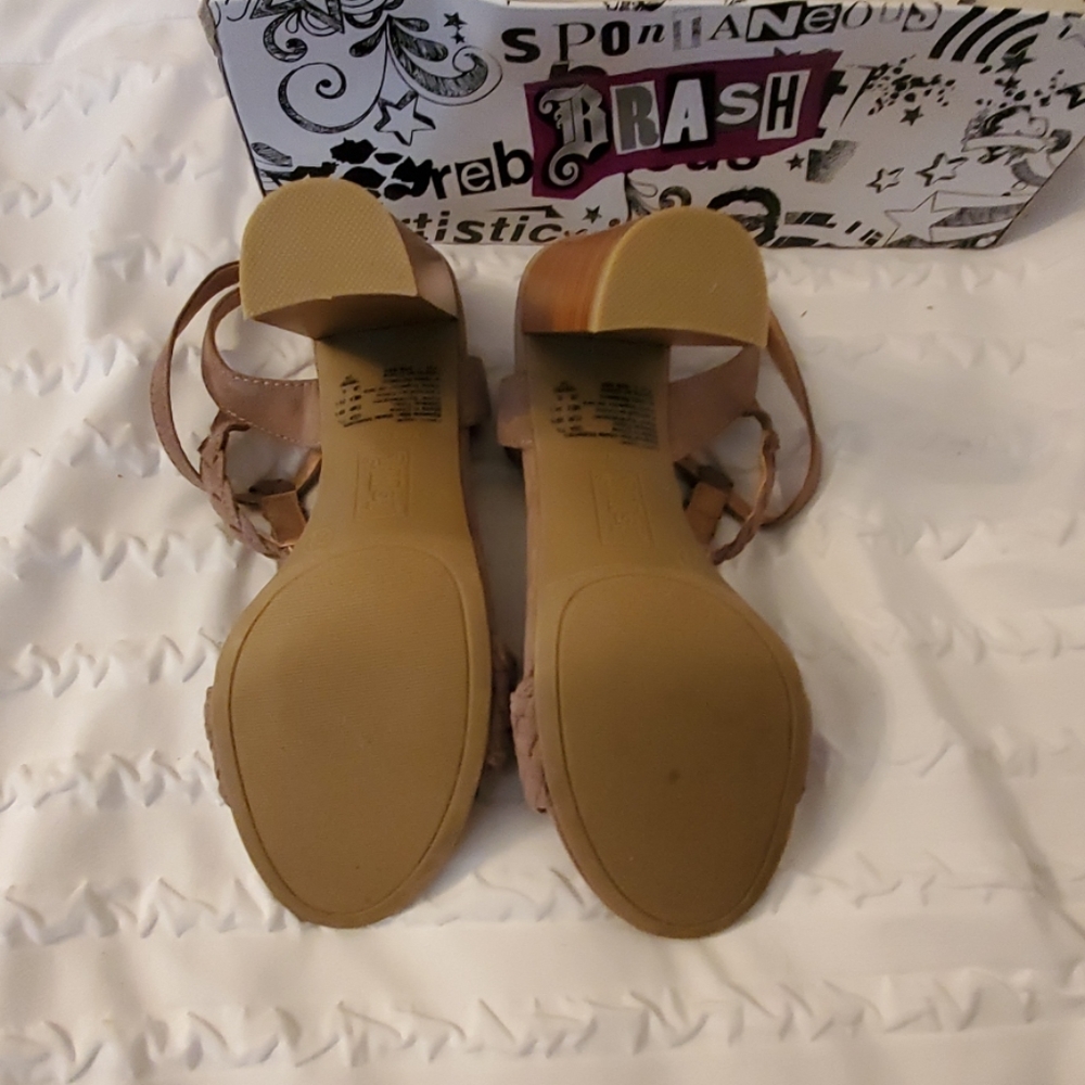 High heels - Picture 3 of 3